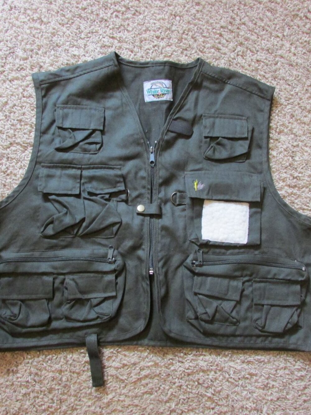 NWT White River Fishing Vest Jacket XXL Olive Green 16 Pockets Rod Holder Zips